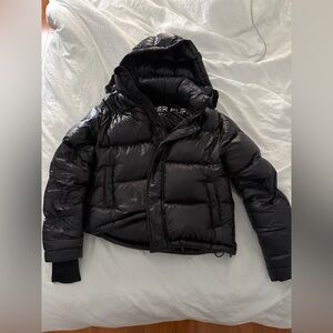 Aritzia Women’s Super Puff Shorty Black Hi-Gloss XS